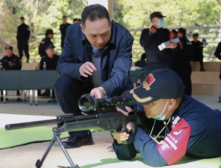 趙衛(wèi)東（左一）在大練兵活動(dòng)中與民警交談。