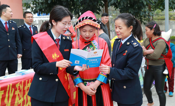 近期，紅河州稅務部門走訪“年貨”市場宣講減稅降費政策