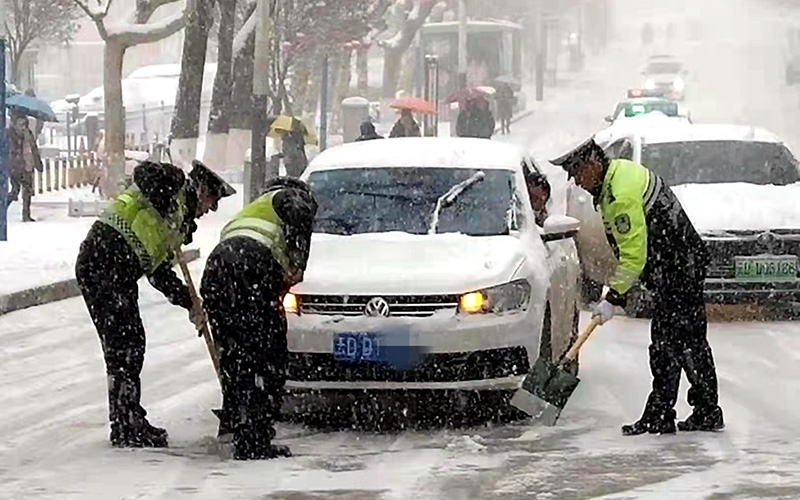 堅守在雪天的交警。