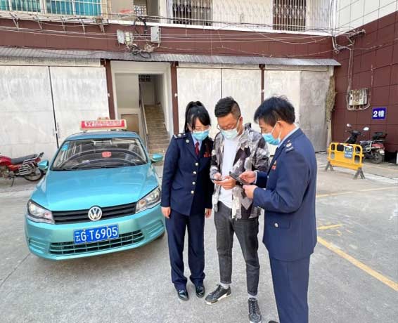 稅務干部輔導出租車司機開票。