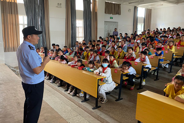 民警到荒田小學開展安全防范宣傳。