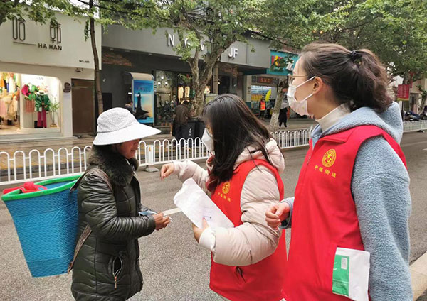 陸良縣中樞街道組織志愿者到商業(yè)街區(qū)進(jìn)行文明勸導(dǎo)，發(fā)放口罩，叮囑過往行人養(yǎng)成隨時(shí)佩戴口罩的習(xí)慣。