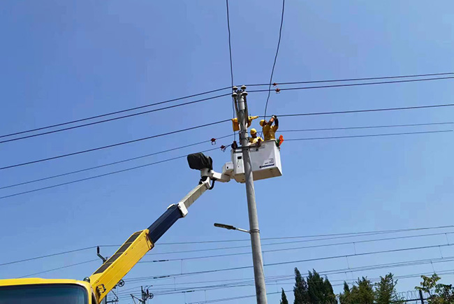 帶電作業(yè)提升用戶用電體驗。陳小果攝