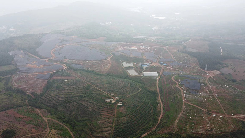 萬德村光伏發(fā)電項目基地航拍圖。 張俊平攝