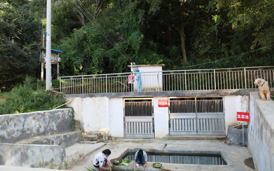 通過電力抽水，解決了上關(guān)壩村每家每戶的飲水難題。（杜明彥-攝）