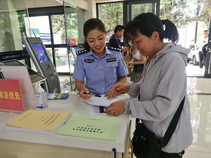 在白石江派出所黨群服務中心，民警為群眾辦理業(yè)務。戴喬仙攝