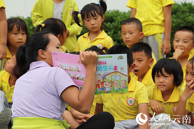 云南省蒙自市某幼兒園老師引導(dǎo)孩子們閱讀繪本圖書。木勝玉攝