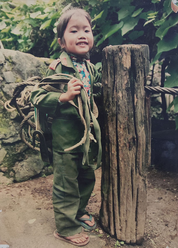 余燕恰幼時在江邊溜索樁的照片。受訪者供圖