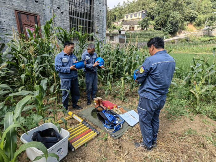 作業(yè)前檢查安全工器具。黃銳攝