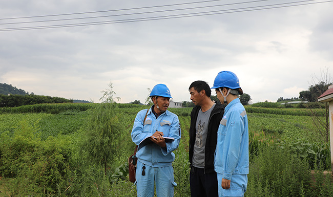 供電人員向村民介紹抽水用電安全知識(shí)。杜明彥攝