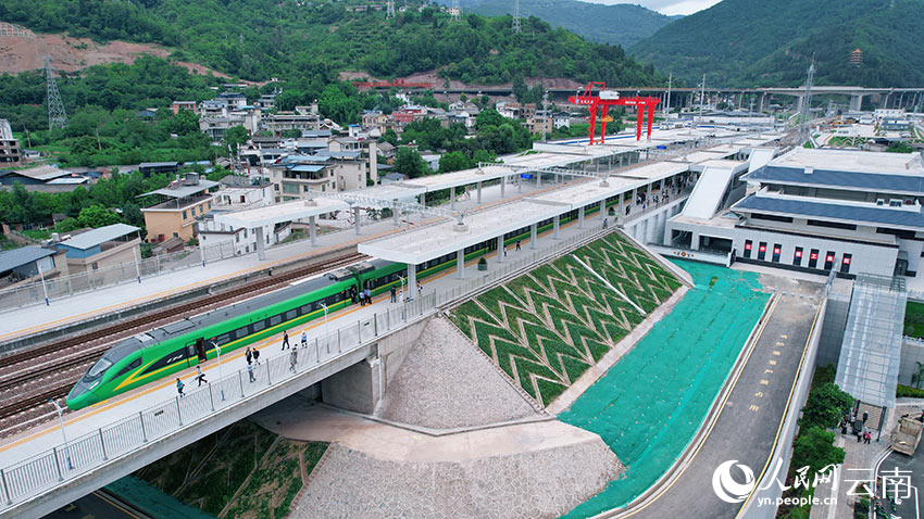 列車停靠在漾濞站。楊紫軒攝