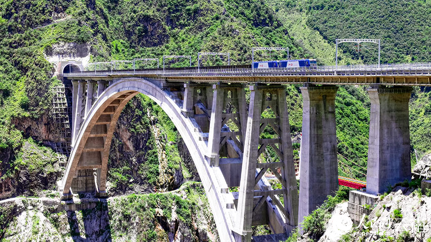 貨車通過瀾滄江大橋。周濤攝