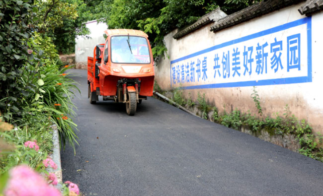 干凈整潔的村莊道路。