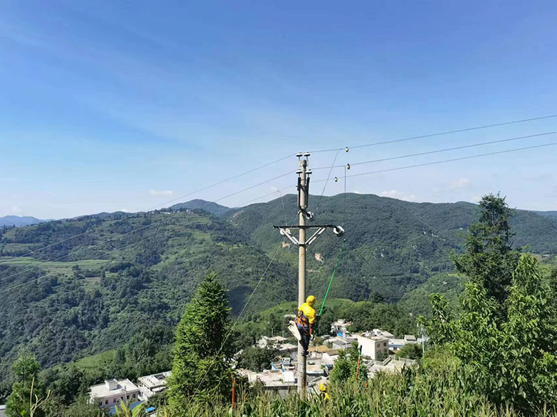 及時解除線路故障點（陳小果攝）