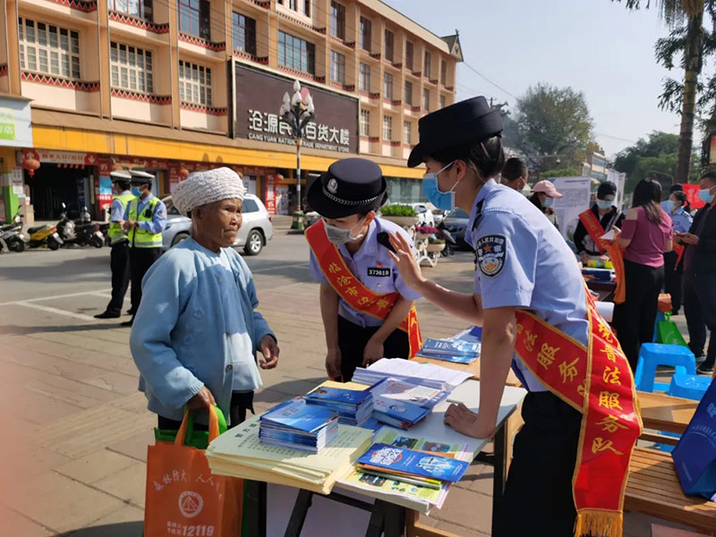 民警為群眾咨詢解答。