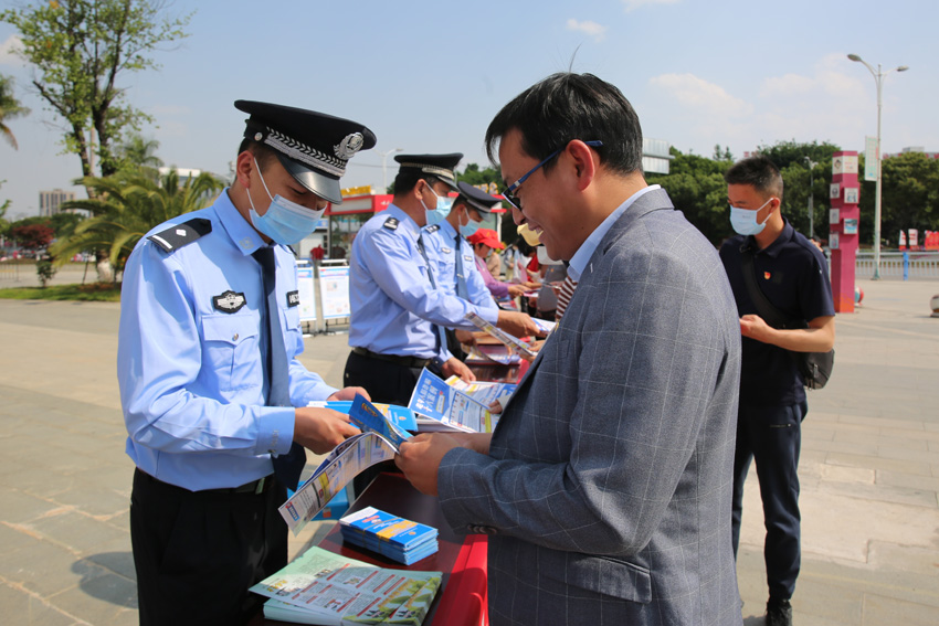 保山市公安局民警開(kāi)展反詐宣傳活動(dòng)。保山市公安局供圖