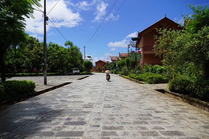 這幾年，龍安村的道路條件逐年改善，修建了寬闊的馬路。師楚楚攝