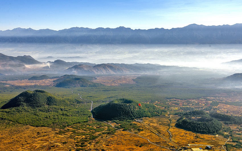 高黎貢山下的火山群。杜小紅攝