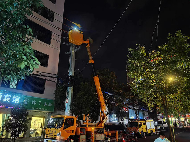 日前，南方電網(wǎng)云南曲靖供電局帶電作業(yè)中心采用中間電位作業(yè)法對10千伏梅園線1號塔進行帶電搭接作業(yè)，提升城區(qū)供電可靠性。阮松萍攝