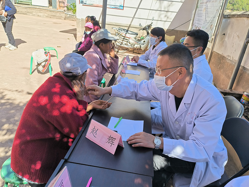 楚雄州人民醫(yī)院幫扶干部到大姚縣桂花鎮(zhèn)樹皮廠村開展義診活動。姚立敏攝