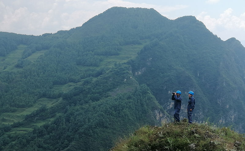 全面質(zhì)量管理，要求線路巡維過程中不放過任何隱患。杜明彥攝