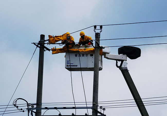 12月17日，南方電網(wǎng)云南曲靖師宗供電局采用帶電作業(yè)方式，經(jīng)過(guò)6個(gè)小時(shí)的不懈努力，順利將師宗縣龍慶鄉(xiāng)下池不格村變壓器由原來(lái)的50千伏安更換為125千伏安。保麗、柏如冰攝