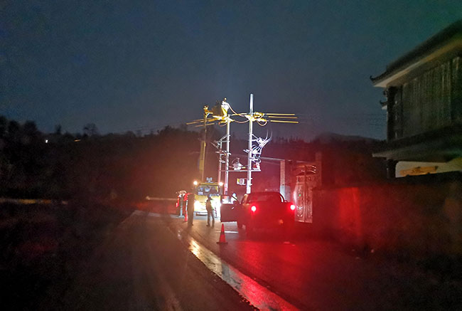 近日，曲靖宣威供電局提前謀劃，采用帶電作業(yè)方式對35千伏馬場變電站10千伏上歪基線老化設(shè)備進(jìn)行檢修更換，確保安全可靠供電。繆祥柳