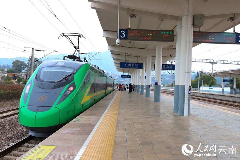 旅客在廣通北站乘車。梁穎攝