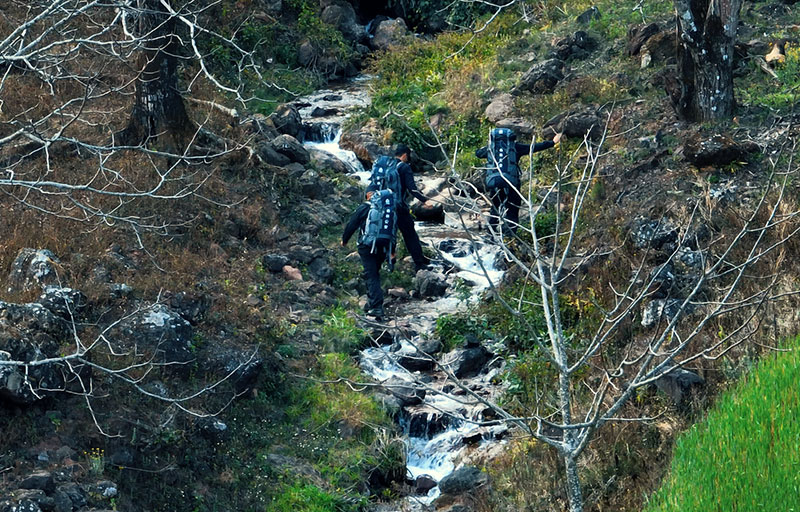 【3】民警在山中巡護。侯維靜攝