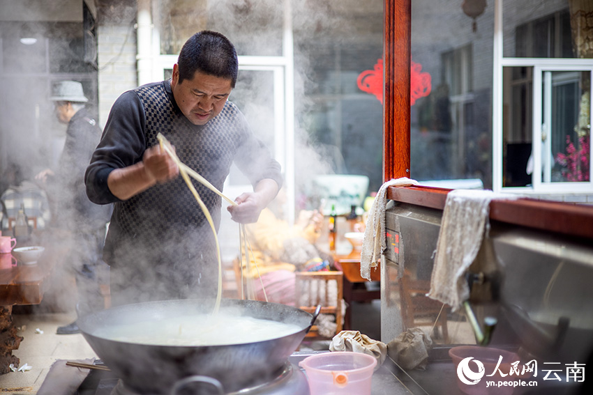 10蘇老三一古面館內(nèi)，正在下鍋的一根面。人民網(wǎng)記者 符皓攝