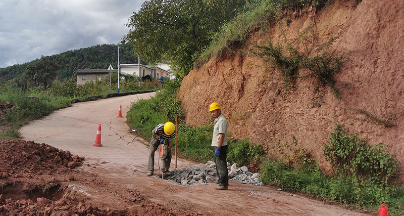 開展鄉(xiāng)村道路建設。