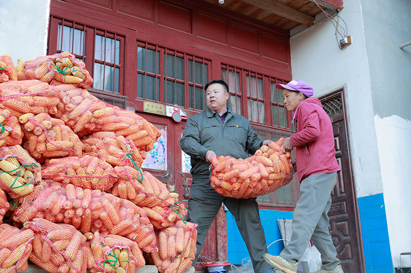 張躍到村民家中幫忙