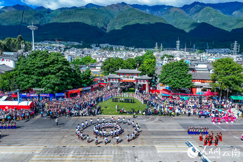 “三月街”開幕式現(xiàn)場。人民網(wǎng)記者 符皓攝