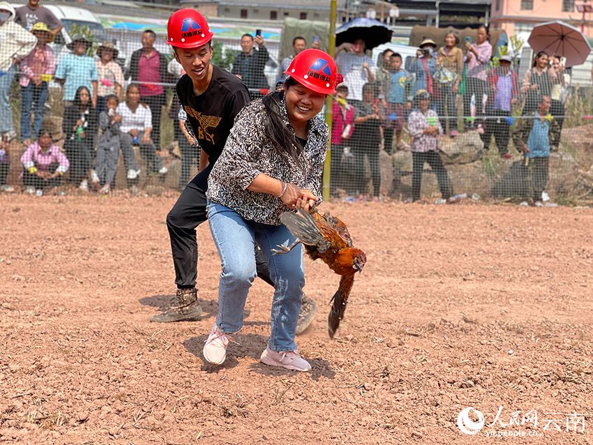 美食節(jié)上的抓瓢雞比賽現(xiàn)場(chǎng)。人民網(wǎng)記者 程浩攝