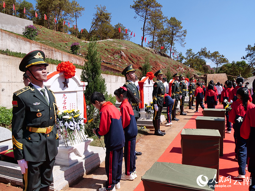 昆明祿勸九龍“紅軍洞”烈士遺骸安葬。祿勸縣融媒體中心供圖