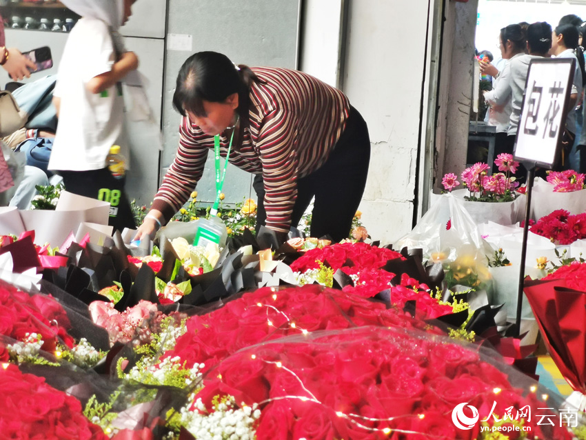 斗南花市內(nèi)，一位商家整理著待售鮮花。人民網(wǎng) 劉怡攝