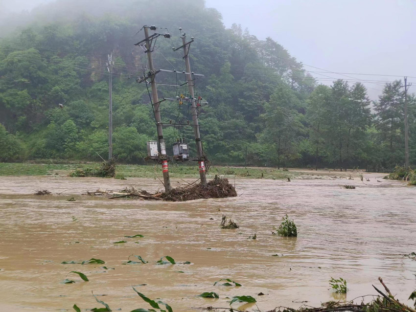 持續(xù)降雨導(dǎo)致供電設(shè)施受損，南方電網(wǎng)云南昭通供電局及時(shí)響應(yīng)，派出搶修人員全力搶修。昭通供電局供圖