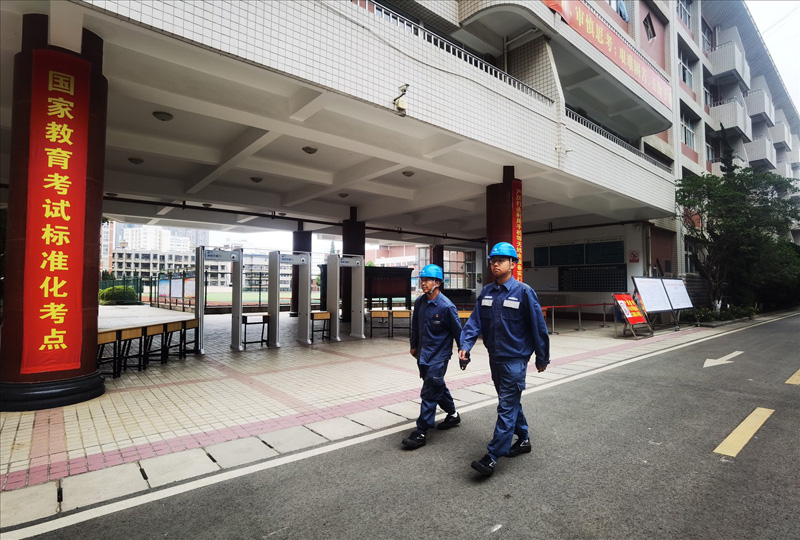 6月6日，南方電網(wǎng)云南曲靖麒麟供電局保供電人員對(duì)曲靖市第一中學(xué)再次開展考前用電檢查。-阮松萍攝