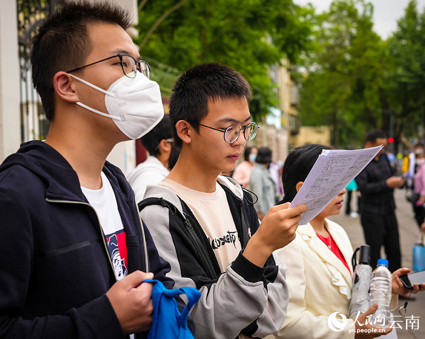 云南昆明，考生在考場外備考。人民網(wǎng) 曾智慧攝