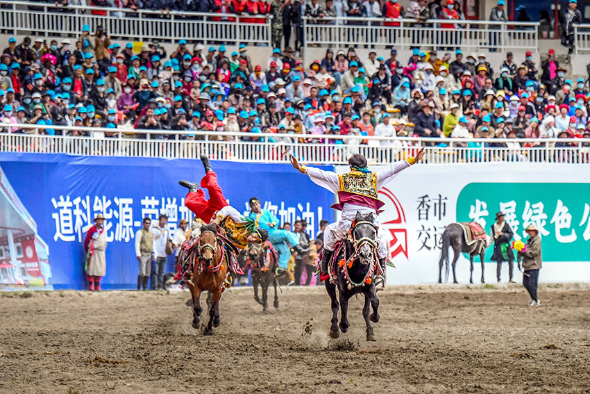 迪慶?香格里拉2023年端午賽馬節(jié)開幕。香格里拉市委宣傳部供圖 