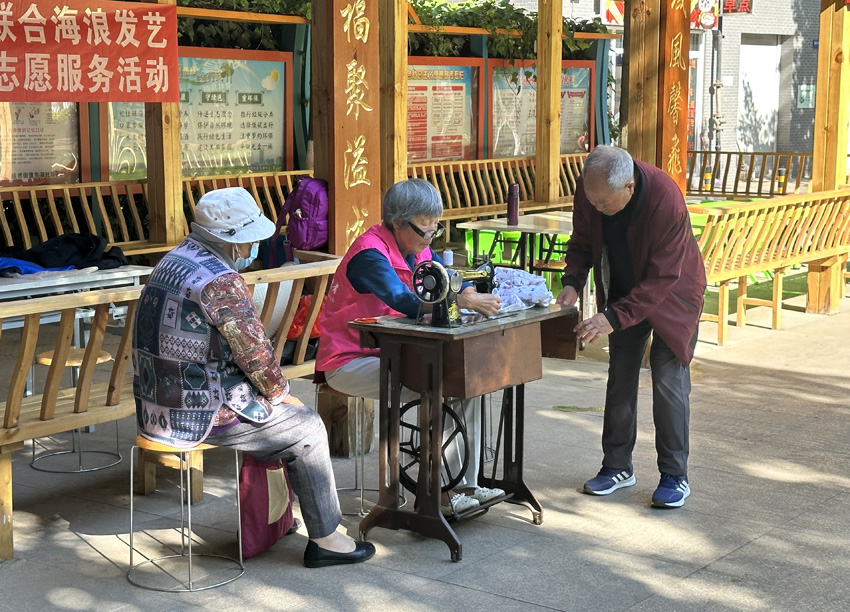 2東湖社區(qū)開展的“益心·衣藝”志愿服務活動。東湖社區(qū)居委會供圖