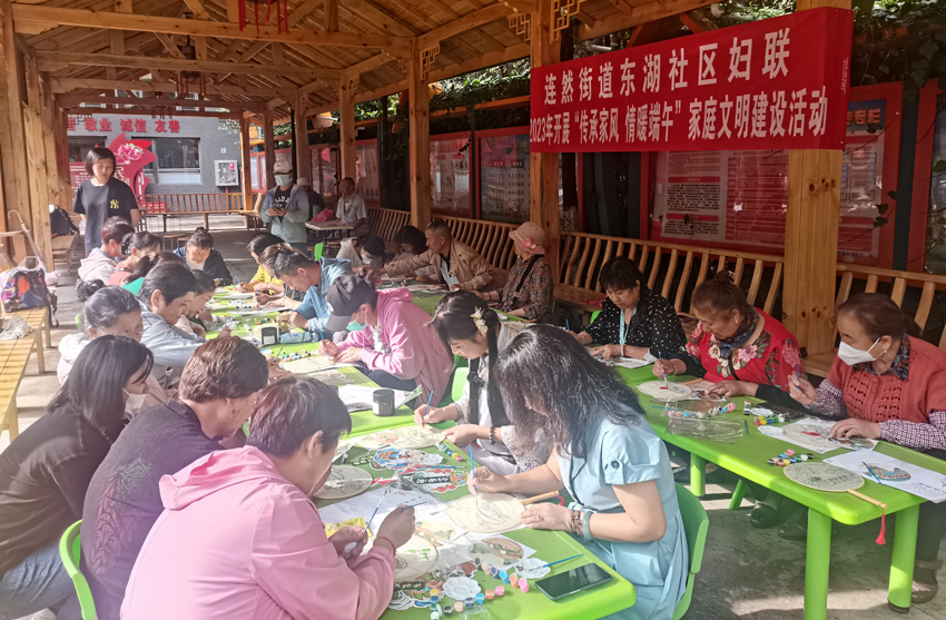 東湖社區(qū)在轄區(qū)開展端午節(jié)主題活動。東湖社區(qū)居委會供圖