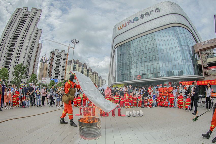 【圖4】昆明航空救援支隊到駐地商場開展防滅火知識科普活動。張宇攝