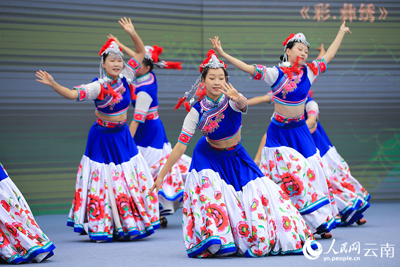 由東南大學(xué)創(chuàng)作的舞蹈《彩·彝繡》。人民網(wǎng)記者 李發(fā)興攝