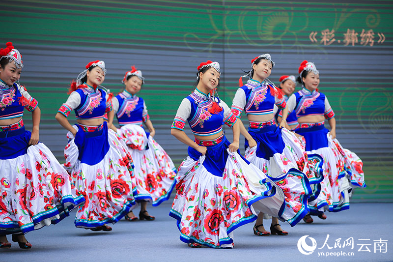 由東南大學(xué)創(chuàng)作的舞蹈《彩·彝繡》。人民網(wǎng)記者 李發(fā)興攝