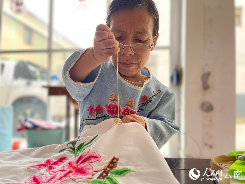 張華芝正在刺繡。人民網(wǎng)記者 程浩攝