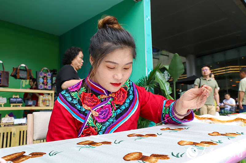 彝繡刺繡。人民網(wǎng)記者 虎遵會攝