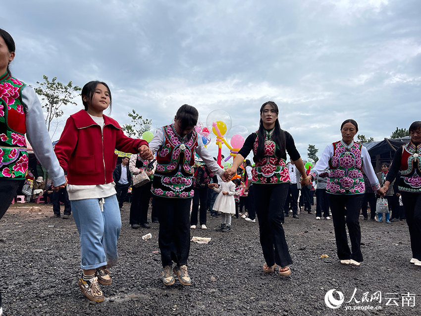 游客和村民們挽手打跳。人民網(wǎng)記者 程浩攝