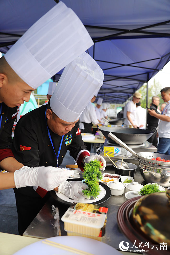 參賽廚師在制作美食。人民網(wǎng)記者 李發(fā)興攝