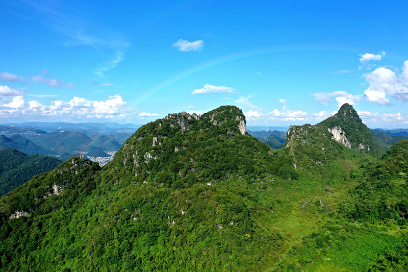 捧月山。